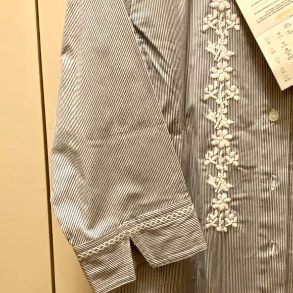 Denim&Co Embroidery Detailing blouse - Picture 5 of 6